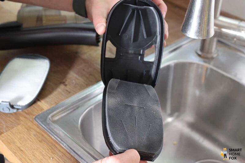 Der Filter des Philips Aquatrio 9000 Cordless beim ausklopfen